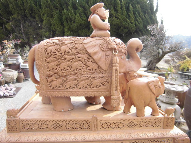 インド白檀（象彫刻置物）香木・象の牙は象牙 | アンティークかずさ